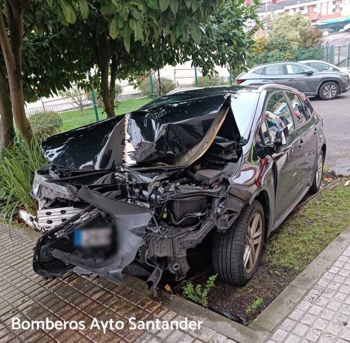 Una mujer resulta herida tras chocar contra la fachada del IES Peñacastillo