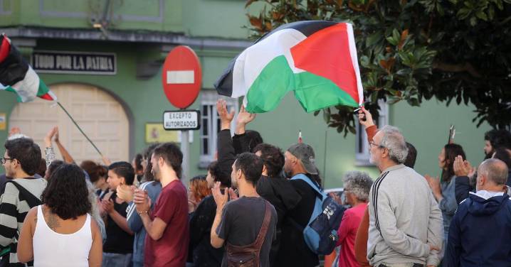 La etapa de La Vuelta acaba a ocho kilómetros de meta por las protestas propalestinas a su paso entre Poio y Mos