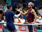 ATP 500 de Tokio: Carlos Alcaraz se torció el tobillo y tuvo de aliada a la lluvia para derrotar a Sebastián Baéz en la primera ronda