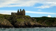 Ponen a la venta un castillo escocés por menos de 115.000 euros: está sobre un acantilado y tiene su propio fantasma
