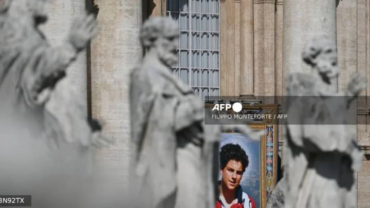 Papa León canoniza el primer santo milenial y fieles celebran en el Vaticano
