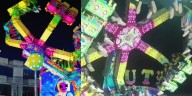 Jóvenes vivieron minutos de terror tras quedar atrapados en un juego mecánico que se detuvo de improviso en plena feria