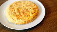 Con cebolla y "poco hecha": así debe ser una tortilla de patata para la mayoría de españoles