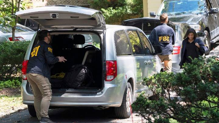 FBI incautó teléfonos y equipo informático durante allanamiento en casa de Bolton, según registros