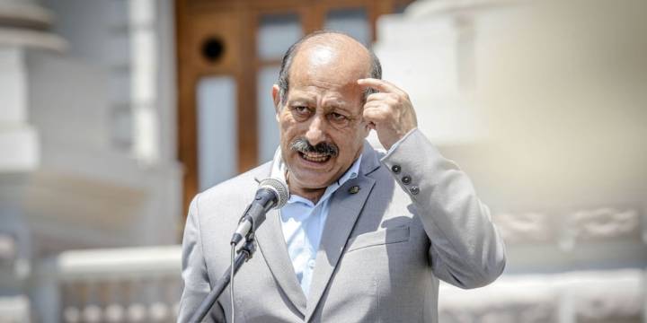 Congresista Héctor Valer escupió a periodista en Puno: “¿Llama eres, traidor?”