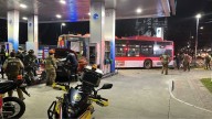 Micro protagonizó fatal choque y atropello múltiple en bencinera de Providencia