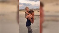 El desgarrador vídeo que muestra a un ñiño gazatí llorando mientras lleva a su hermana menor sobre sus hombros