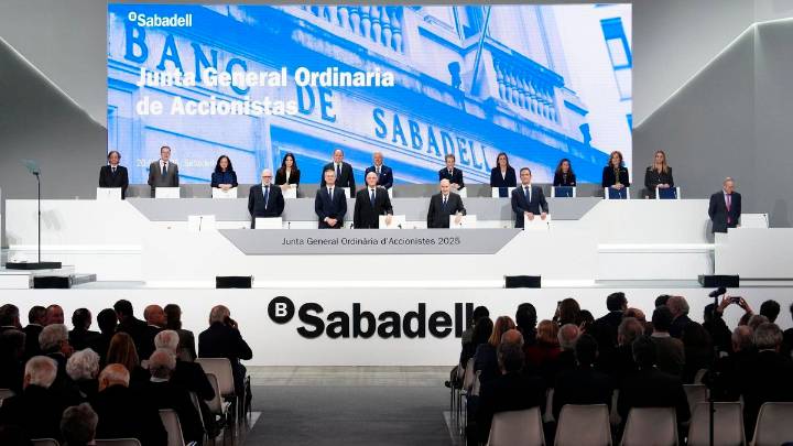 Blackrock, Zurich y los minoritarios: quiénes son los accionistas del Sabadell que decidirán la opa