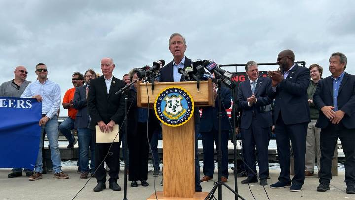 Democrats celebrate work resuming on Revolution Wind