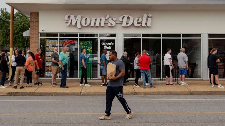 Mom’s Deli reopening brings hourlong lines to St. Louis Hills