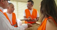 Mompó anuncia una nueva línea de ayuda a las empresas que trabajan en reaprovechar la paja del arroz