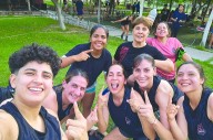 Es profesora de secundaria y a sus 56 años sigue jugando fútbol femenino