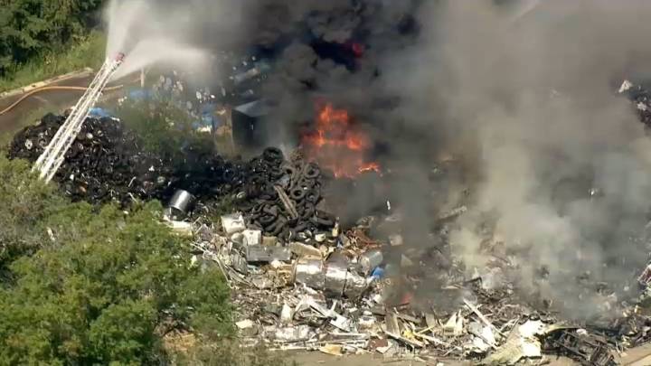 Humo negro emana de negocio de chatarra y llantas en Bucks County