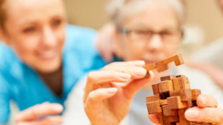 Lo que un enfermo de Alzheimer nunca olvida: "Mírale a los ojos con cariño"