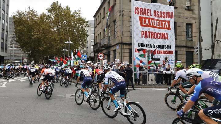 La Federación Española de Ciclismo ruega que las protestas en La Vuelta sean «pacíficas, sin obstaculizar y con máximo cuidado»