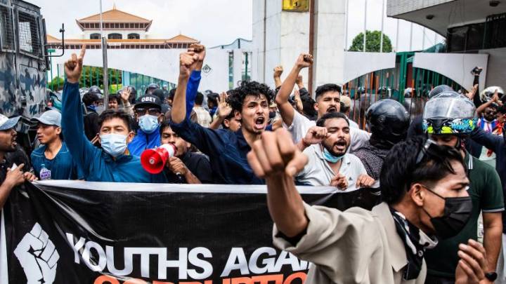 La Policía abre fuego contra una multitud que protesta por la prohibición de las redes sociales en Nepal