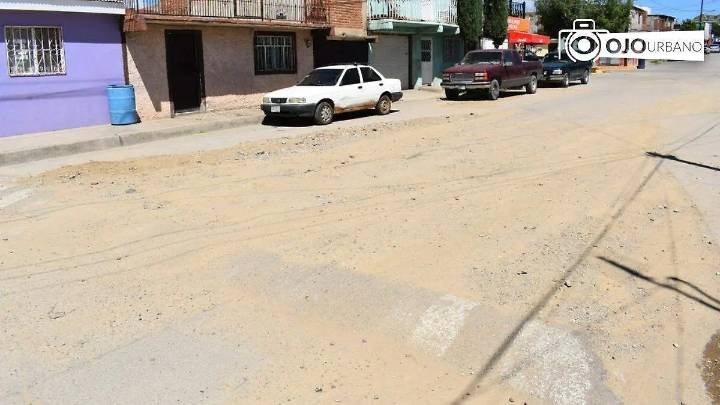 Tierra acumulada por lluvias afecta a la Macario Vázquez; Servicios Públicos hará limpieza con maquinaria