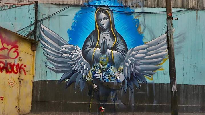 Artistas callejeros pintan murales en honor a la “abuelita heroína”