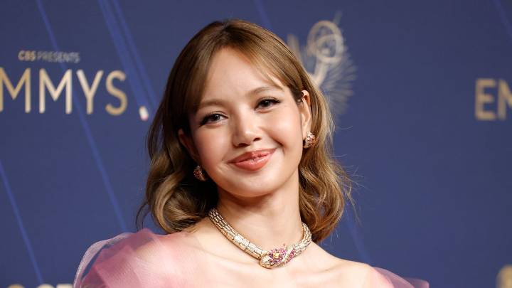 Lisa Tries Out the Glinda Look at the 2025 Emmys