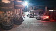 Vuelca tractocamión con carga de gravilla en Xiloxoxtla; no hubo lesionados