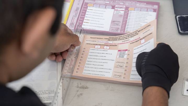 Acordeones, bingos y políticos operando