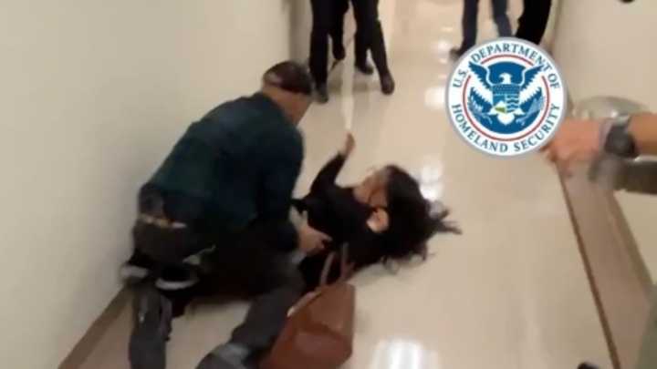 Se quedó sin trabajo por un video: agente de ICE fue despedido por lo que hizo en un operativo de Nueva York