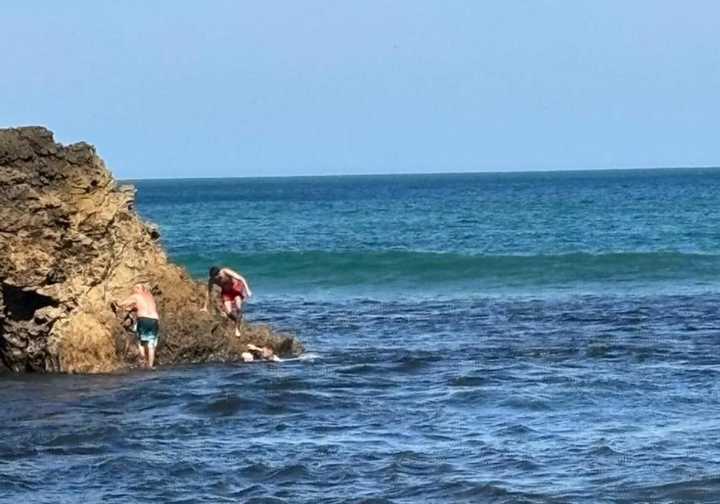 Un ertzaina fuera de servicio salva la vida a un matrimonio en una playa cerca de Santillana del Mar