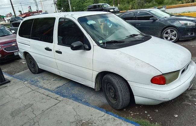 Invaden automovilistas rampas de acceso a discapacitados en Hospital General 11 del IMSS
