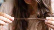 Si ves estas manchitas blancas en tu cabello, no te asustes: mirá cómo eliminarlas sin químicos costosos