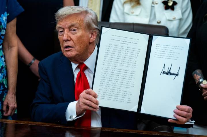 Cele|bitchy | Jeffrey Epstein’s estate released the ‘bawdy’ birthday letter written by Donald Trump