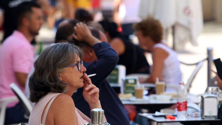 Sanidad amplía los espacios sin humo pero deja fuera de la ley antitabaco el empaquetado neutro