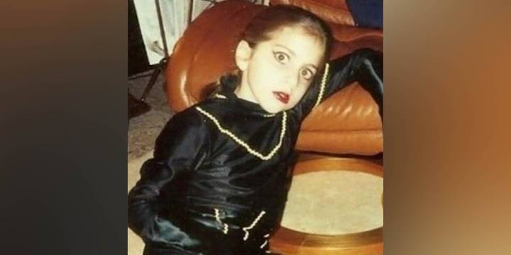 La foto acertijo: ¿Quién es esta cantante y actriz que ya dejaba asomar su personalidad excéntrica en los actos escolares ?