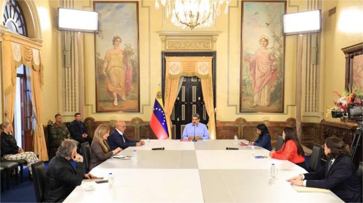 Maduro evalúa declarar "estado de conmoción exterior" ante despliegue de EE.UU.