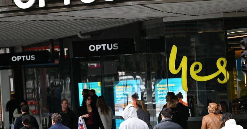 Three die as Optus triple-zero glitch impacts hundreds