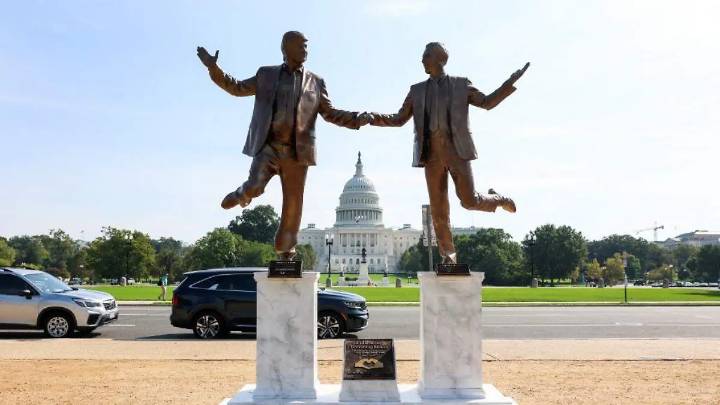 “Mejores amigos por siempre”: aparece estatua de Trump y Epstein agarrados de la mano cerca del capitolio