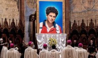 Vigilia y exposición de reliquias a la espera de la canonización del “influencer de Dios”