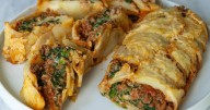 Cómo hacer un arrollado de papas con queso, relleno con carne y espinacas