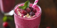 Cómo preparar un licuado de yogurt griego con frutos rojos para aumentar masa muscular sin subir de peso