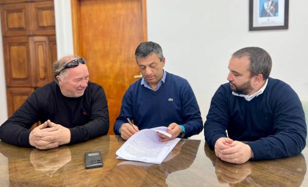 Provincia firmó un convenio para la ejecución de la segunda etapa del SUM del Club Alianza Fontana Oeste de Madryn