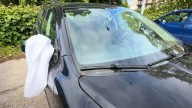 Qué significa sacar un pañuelo blanco por la ventana del auto o llevarlo colgado en el retrovisor