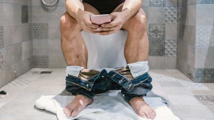 Así aumenta el riesgo de hemorroides utilizar el teléfono móvil en el baño