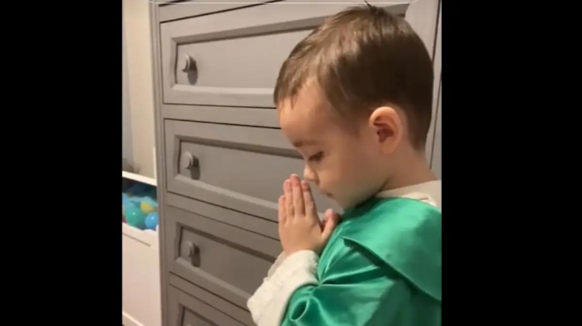 Niño causa ternura al jugar a “oficiar misa” como todo un padrecito