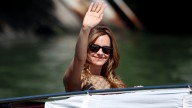 Emma Watson presume las uñas minimalistas que arrasarán el 2025, durante el Festival de Venecia