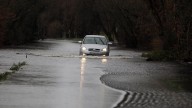 ¿Atrapado en una riada? Así es como debes salir del coche durante una inundación