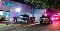 Sujetos armados roban vehículo afuera de banco en Calzada La Huerta de Morelia