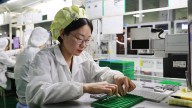 Cómo China usó empresas como Apple para superar a EE.UU. y convertirse en un líder tecnológico mundial