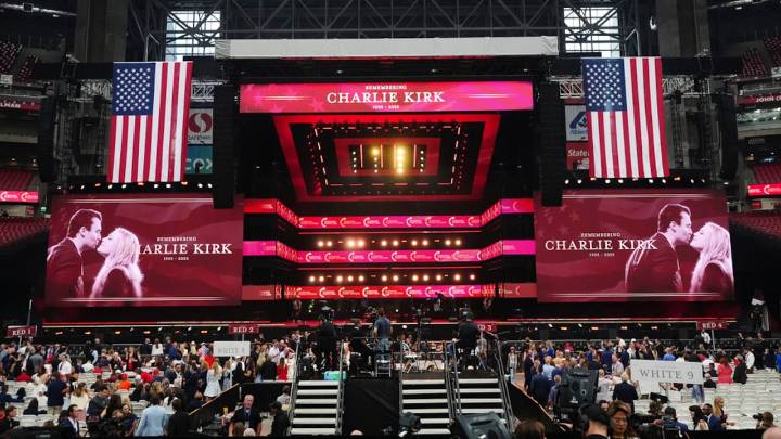 Donald Trump encabezó el homenaje al líder conservador Charlie Kirk ante miles de seguidores en Arizona