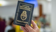 Alerta pasaportes: piden devolver una serie por una falla invisible en la tinta y cómo saber si te afecta