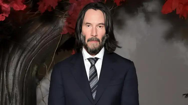 Keanu Reeves impacta en Broadway con look polémico y delgadez extrema