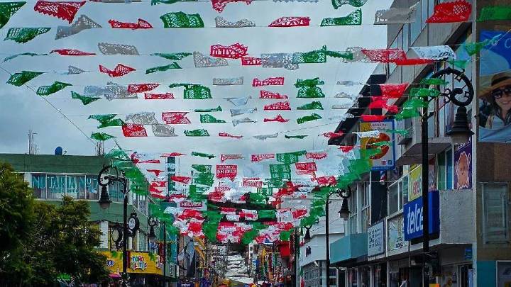 Adornos patrios permanecen en calles de Tulancingo